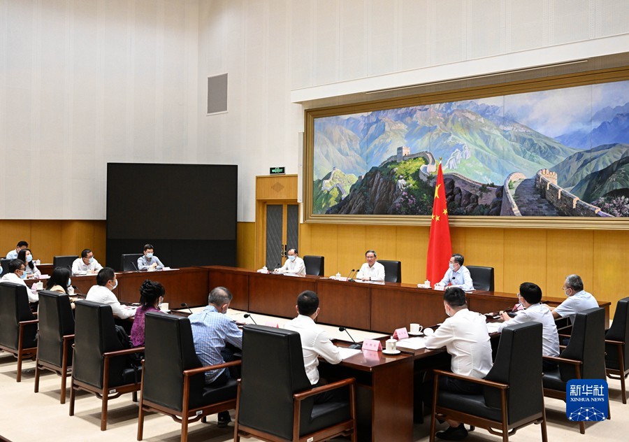 国务院总理李强主持召开平台企业座谈会
